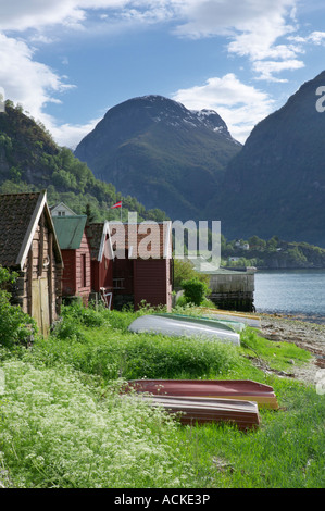 Costruzioni di legno e alla spiaggia di Aurland, accanto al Aurlandsfjorden, Sogn og Fjordane, Norvegia Foto Stock