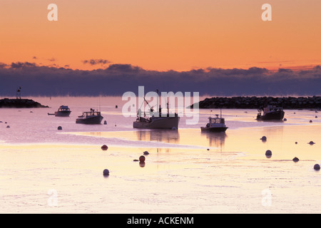 Barche da pesca e mare di fumo nel porto di segale, New Hampshire Foto Stock