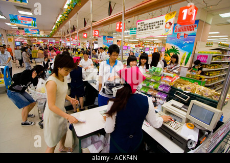 Gli acquirenti cinesi in Checkout Lane presso un negozio di alimentari Shenzhen in Cina Foto Stock