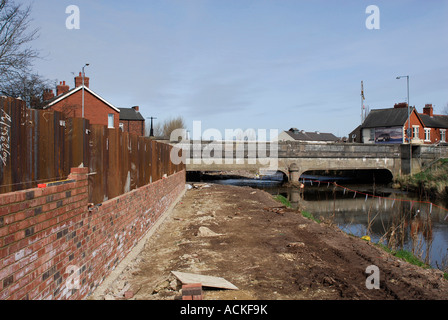 Alluvione lavoro di difesa lungo il fiume Eden e Petterill Carlisle Cumbria Foto Stock