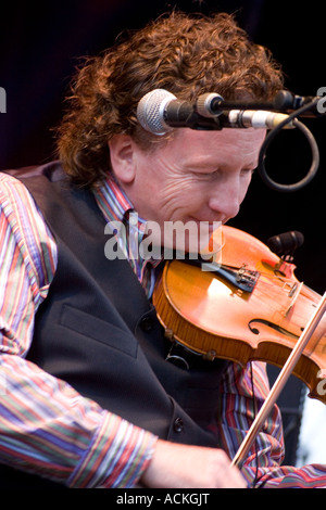 Frankie Gavin tradizionale famoso musicista irlandese suonando live Foto Stock