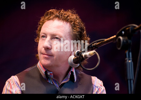 Frankie Gavin tradizionale famoso musicista irlandese suonando live Foto Stock