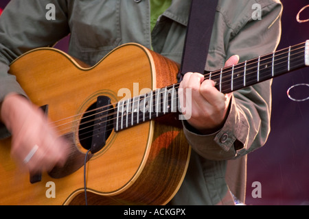 Chitarrista acustico suonare dal vivo sul palco di musica irlandese tradizionale concerto Foto Stock