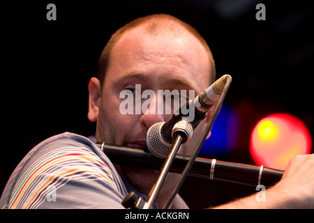 Michael McGoldrick tradizionale irlandese flautista dal vivo sul palco Foto Stock