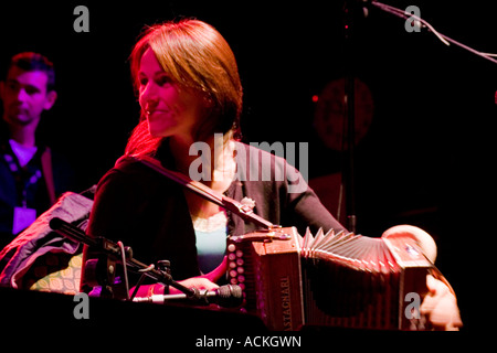 Sharon Shannon, musicista irlandese suonando live Foto Stock