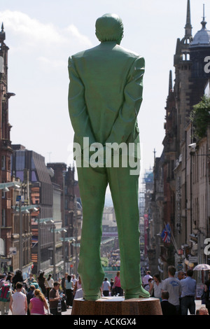 La statua in bronzo di Donald Dewar da Kenny Mackay guarda gli amanti dello shopping nel centro della città di Glasgow, Glasgow, Scozia. Giugno 2006. Foto Stock