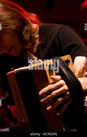 Sharon Shannon, musicista irlandese suonando live Foto Stock