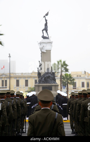 Parata militare, Plaza Bolognesi, Lima, Peru Foto Stock