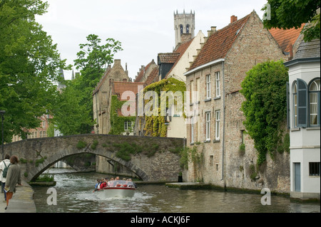 Imbarcazione da diporto sul canal a Brugge Belgio Foto Stock