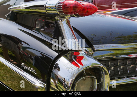 Le alette di cromo e delle luci di coda sul retro di un nero 1959 Cadillac Coupe de Ville auto classica Foto Stock