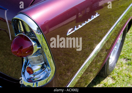 Luce di coda fin e una targhetta sul lato di un marrone rossiccio Chevrolet Bel Air classic car a un auto show Foto Stock