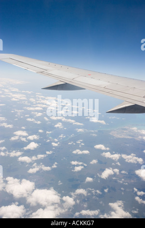 Vista Aerea di Cuba e le nuvole lungo il tragitto dal sud U S A Isole Cayman Foto Stock