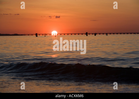 Tramonto a ingresso Lynnhaven Virginia Beach VA Chesapeake Bay Bridge Tunnel in background Foto Stock