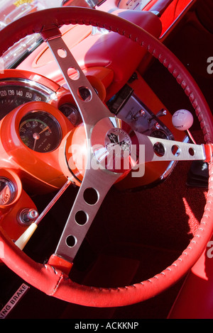 Cruscotto il volante e la leva del cambio di un rosso 1962 Chevrolet Corvette auto classica a un auto show Foto Stock