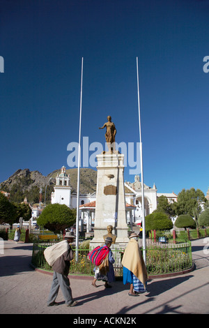 I peruviani a piedi passato, Chiesa di Copacabana, Puno Foto Stock