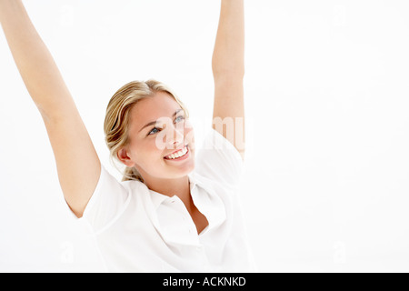 Una giovane donna che guarda verso l'alto sorridente Foto Stock