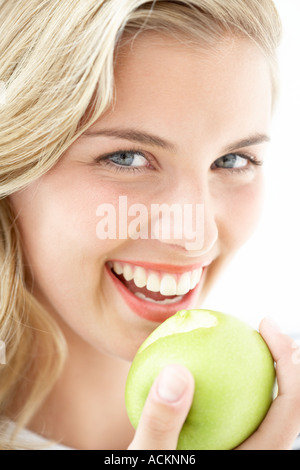 Una giovane donna di mangiare un apple close up Foto Stock