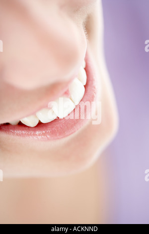 Una giovane donna sorridente close up Foto Stock