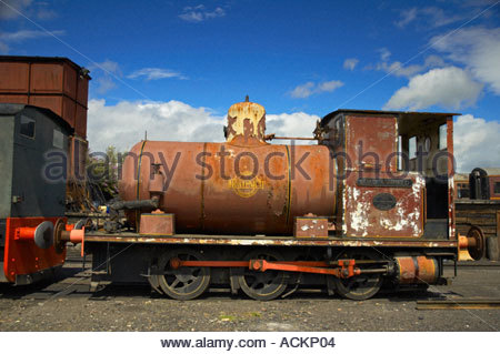 Un vecchio treno a vapore il motore in attesa di restauro Foto Stock