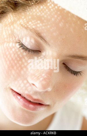 Una giovane donna con l'occhio chiuso close up Foto Stock