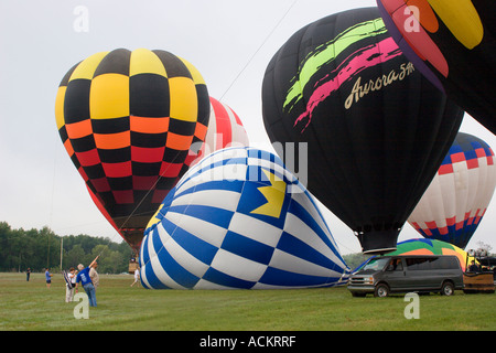 I palloni ad aria calda preparare per sollevare al balloon festival in Dunnellon, Florida, Stati Uniti d'America Foto Stock