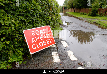 Strada allagata nel villaggio di Deerhurst Gloucestershire England Regno Unito provocato dalla crescente fiume Severn dopo prolungata piovosità Foto Stock