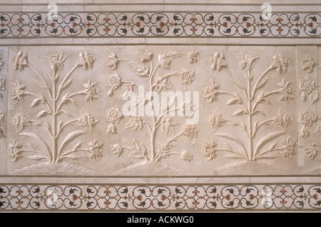 Close up dettaglio della fine rilievo inciso il carving del Taj Mahal Agra Uttar Pradesh, India Foto Stock