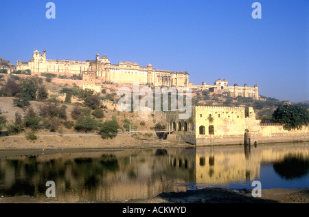 Il Forte Amber con riflessi nel lago Maota vicino a Jaipur Rajasthan India costruito da Raja Man Singh MI 1586 A 1614 Foto Stock