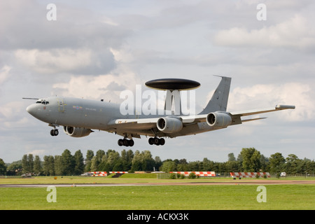 ZH105 Royal Air Force Boeing E-3D Sentry AEW1 airborne warning e il sistema di controllo degli aerei AWACS a RAF Fairford Foto Stock