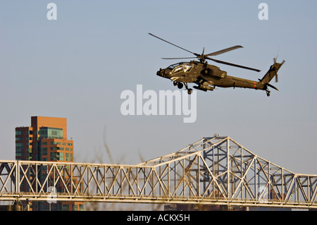 AH-64 Attacco Apache elicottero volando vicino a seconda Street Bridge durante 2007 Thunder su Louisville Air Show Louisville Kentucky Foto Stock