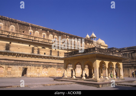 Un Baradari o 12 padiglione arcuato nel palazzo di Man Singh mi dentro il Forte Amber o palazzo nei pressi di Jaipur India Rajasthan Foto Stock