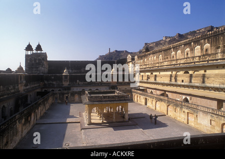 Guardando verso il basso su una 12 padiglione arcuato nel palazzo di Man Singh mi dentro il Forte Amber o palazzo nei pressi di Jaipur India Rajasthan Foto Stock