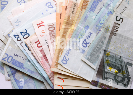 Varie banconote sparsi in un modello Foto Stock