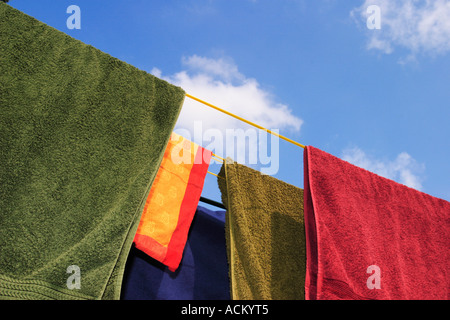 Vivacemente colorato lavaggio su una linea di abbigliamento Foto Stock