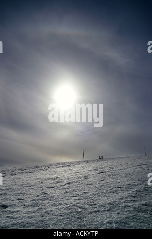 Effetto alone in cielo sopra di Velka Fatra montagne coperte di neve, Slovacchia Foto Stock