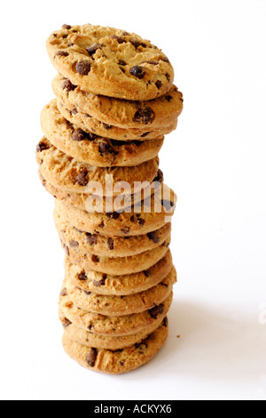 Pila di biscotti al cioccolato isolata contro uno sfondo bianco Foto Stock