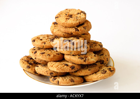 Piastra di biscotti con scaglie di cioccolato isolato Foto Stock