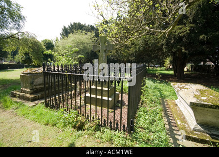 Recintato tomba nel cimitero di Enfield Foto Stock