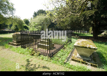 Recintato tomba nel cimitero di Enfield Foto Stock