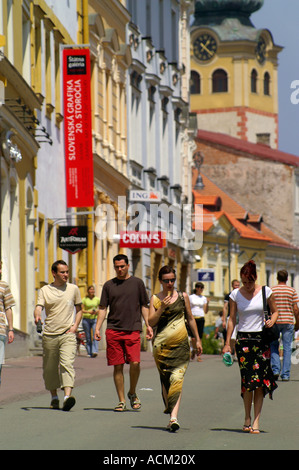 La gente camminare sulla strada sotto facciate di case e città guglia della torre in Banska Bystrica, Slovacchia Foto Stock