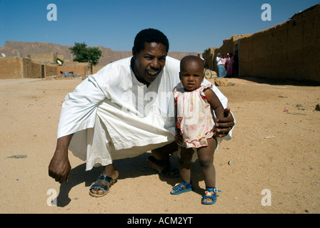 Orgoglioso padre e figlia in un insediamento nel deserto vicino a Tamanrasset Sahara algerino Foto Stock