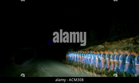 Uomo che cammina su una strada di notte Foto Stock