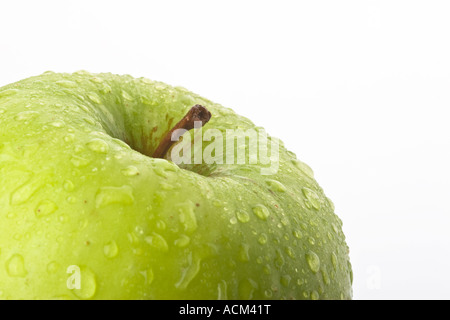 Verde mela con gocce d'acqua su sfondo nero Foto Stock
