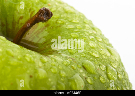 Verde mela con gocce d'acqua su sfondo nero Foto Stock