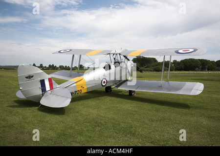 De Havilland DH 82 Tiger Moth RAF biplanare e aeromobili di formazione Foto Stock