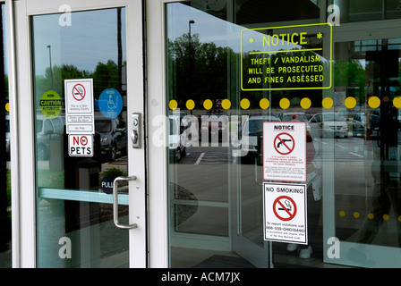 Indicazioni sulla porta che vieta le armi da fuoco armi pistole per non fumatori Foto Stock