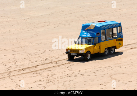 Tenby Beach, sei ruote crema di ghiaccio van, Pembrokeshire West Wales UK Foto Stock