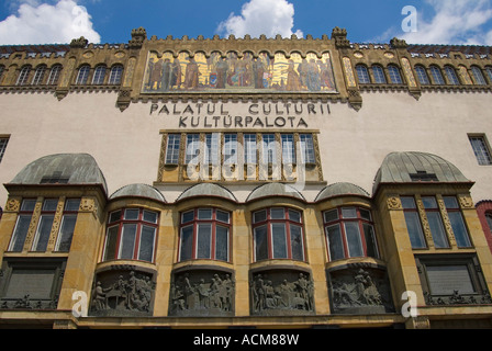 Targu Mures, Transilvania, Romania. Palazzo della Cultura (Palatul Culturii / Kulturpalota; 1911-1913) Arte sulla facciata Foto Stock
