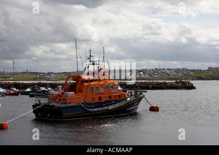 Portrush scialuppa di salvataggio Katie Hannan Severn classe più grande della flotta RNLI ormeggiata in Portrush harbour con città in background Foto Stock