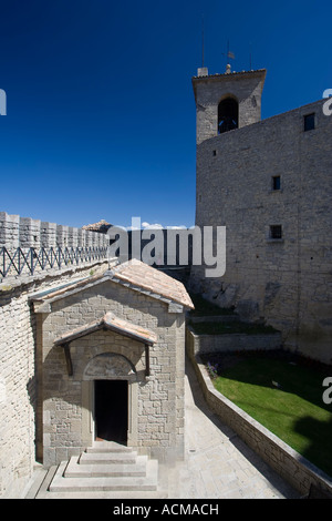 La piccola cappella entro le mura della città di San Marino Foto Stock